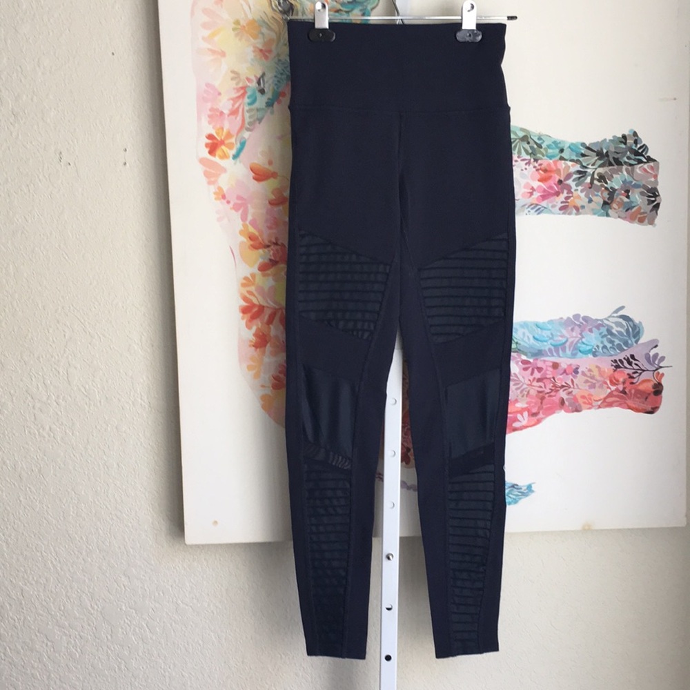 ALO Yoga Black Women's Leggings - Logo Detail